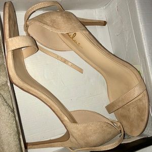 Heels tan